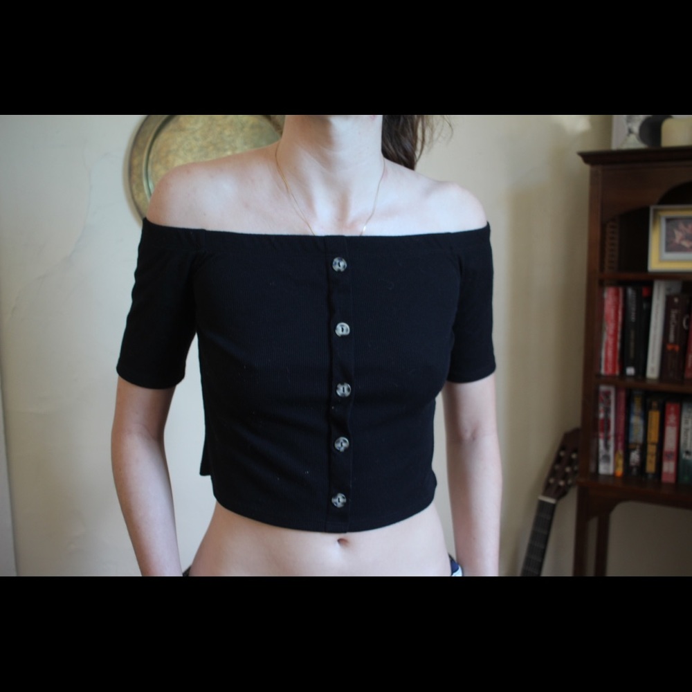 Off shoulder crop 🐜